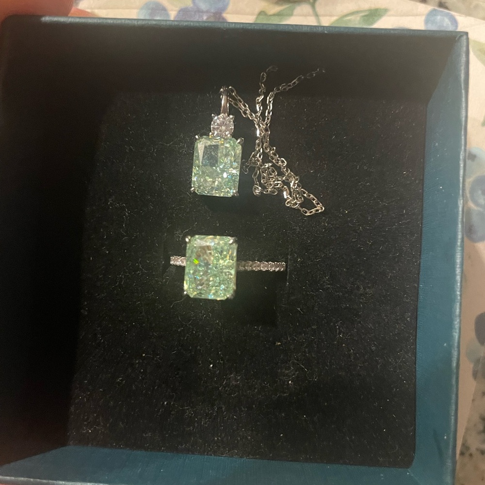 Retail $800 Stamped .925 over platinum or 18k gold Elegant Green Jewelry Set - Picture 6 of 7
